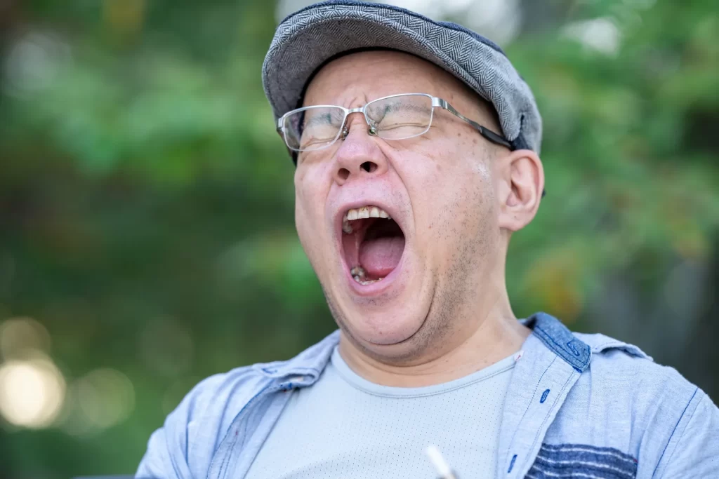 睡眠不足の40代独身男性