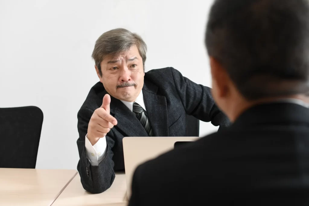 中間管理職のストレスに耐える40代独身男性