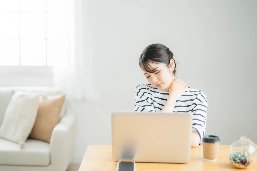 自宅に仕事のストレスを持ち帰る30代独身女性