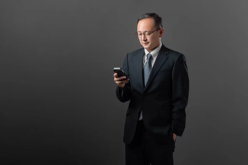 強い孤独を感じている40代独身男性