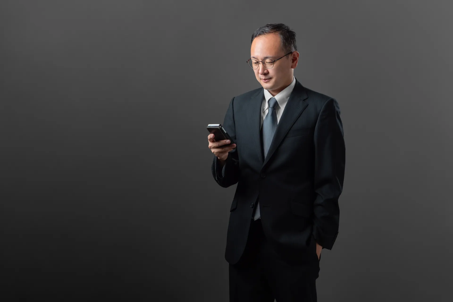 強い孤独を感じている40代独身男性