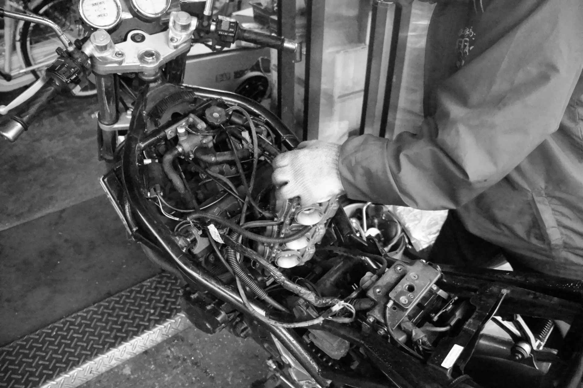 趣味のバイクいじりにお金を使いすぎの30代独身男性