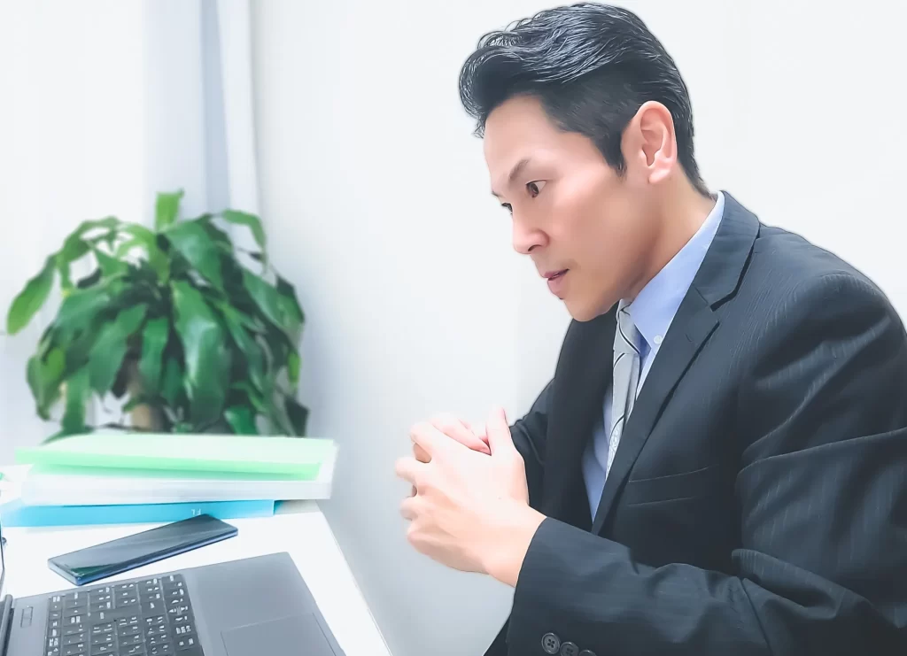 仕事に没頭する40代独身男性