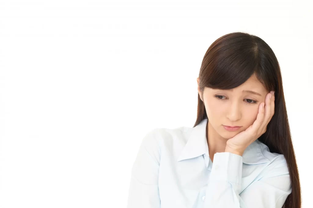 子供がいないことへの社会的なプレッシャーを感じる40代独身女性