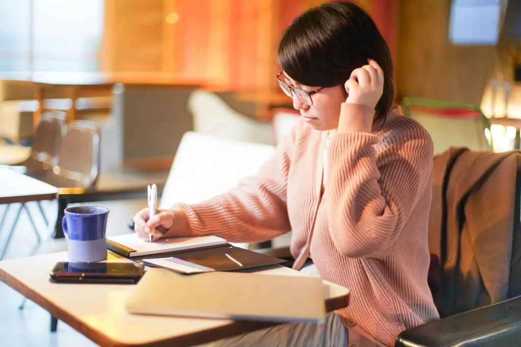 忙しいことを理由に連絡をとらない20代独身女性