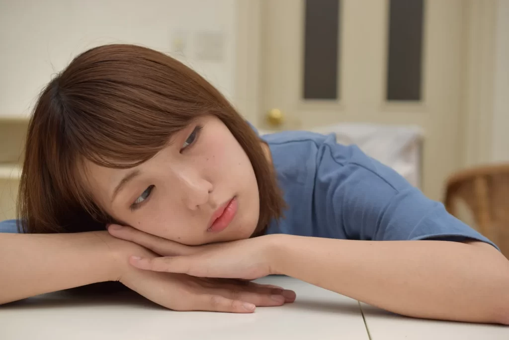 遠距離恋愛中の彼氏に依存している女性