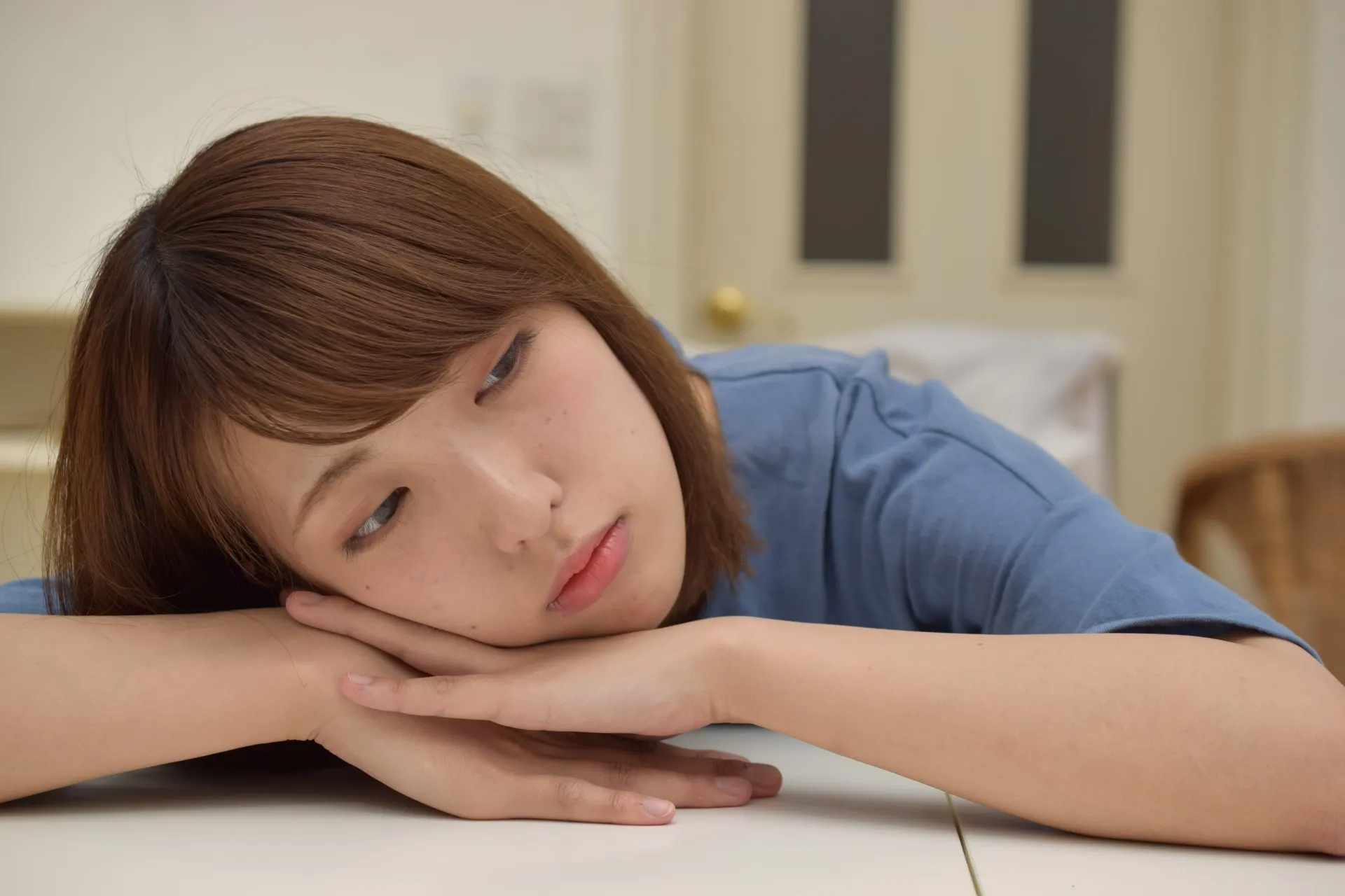 遠距離恋愛中の彼氏に依存している女性