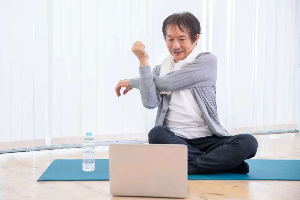 運動不足でストレッチをする50代独身男性
