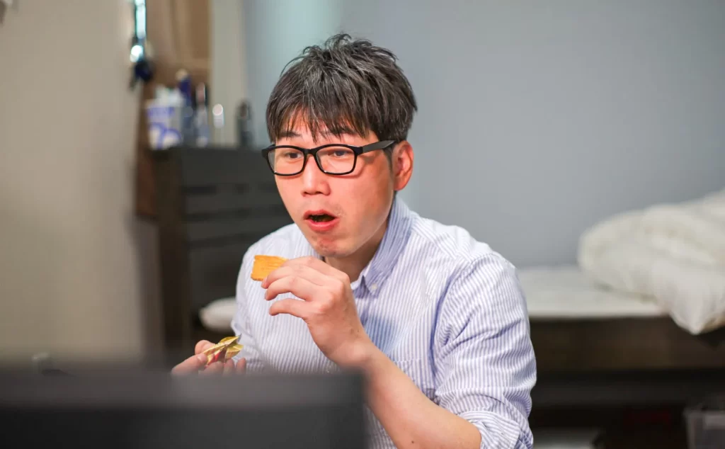 お菓子を食べすぎてしまう30代既婚男性
